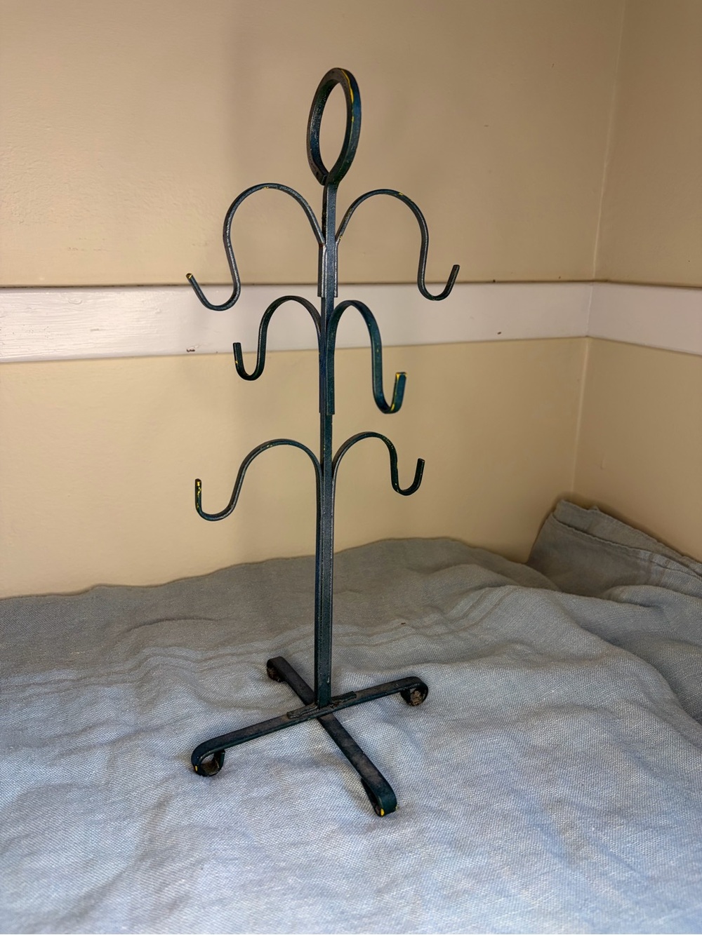 Vintage metal mug tree - six mugs